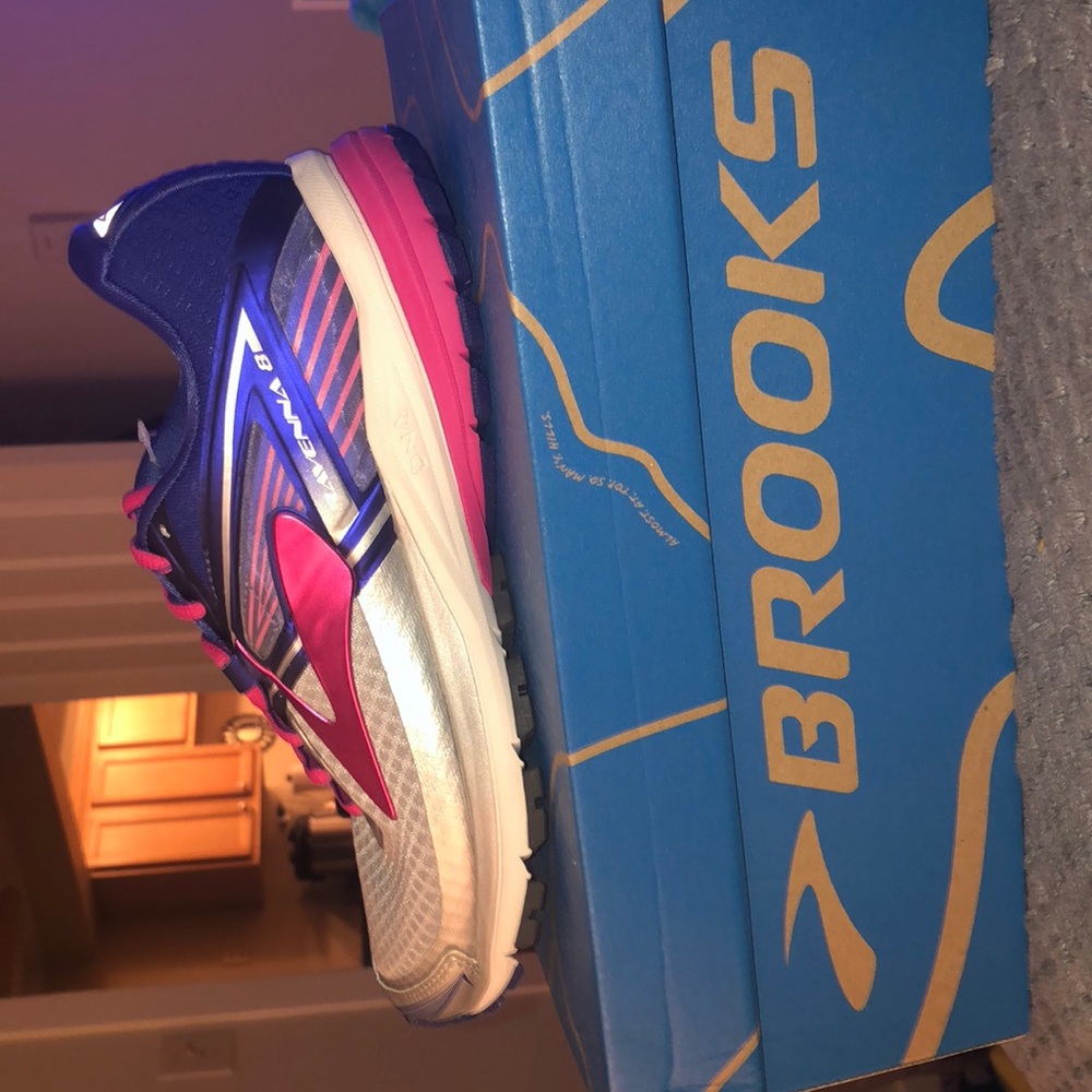 BROOKS ATHLETIC WOMENS SHOES ***NEW WITHOUT TAGS**